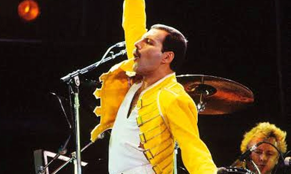 Caderno com letras manuscritas de Freddie Mercury é vendido por R$ 1,9 milhão em leilão
