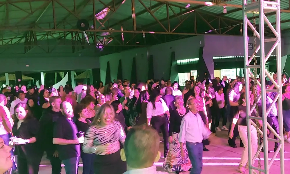 Quatro grupos de flashback confirmam presença no Baile Havaiano do Clube dos Metalúrgicos; saiba quem são