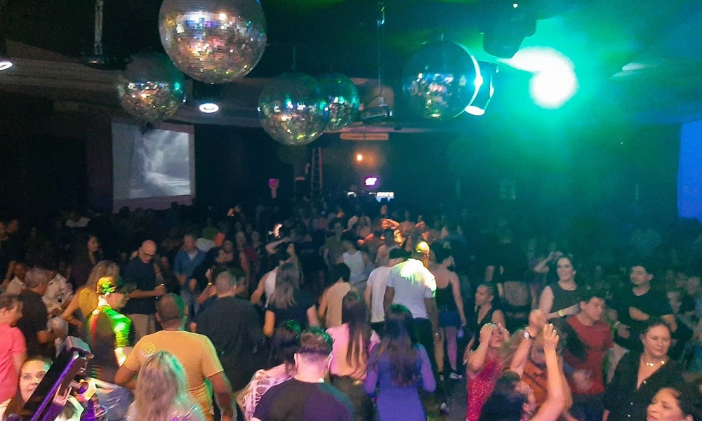 Tradicional noite de flashback ganha os palcos de Ribeirão Preto em novembro com Banda Maxinova e DJ Boby