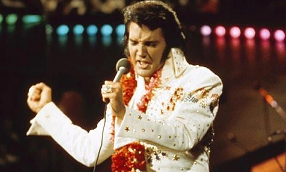 O Rei sem fim: Como Elvis Presley continua dominando as paradas e a cultura pop no século XXI