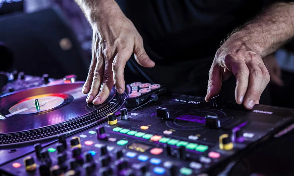 De locutores de rádio a astros das pistas: entenda a evolução e a verdadeira origem da palavra DJ