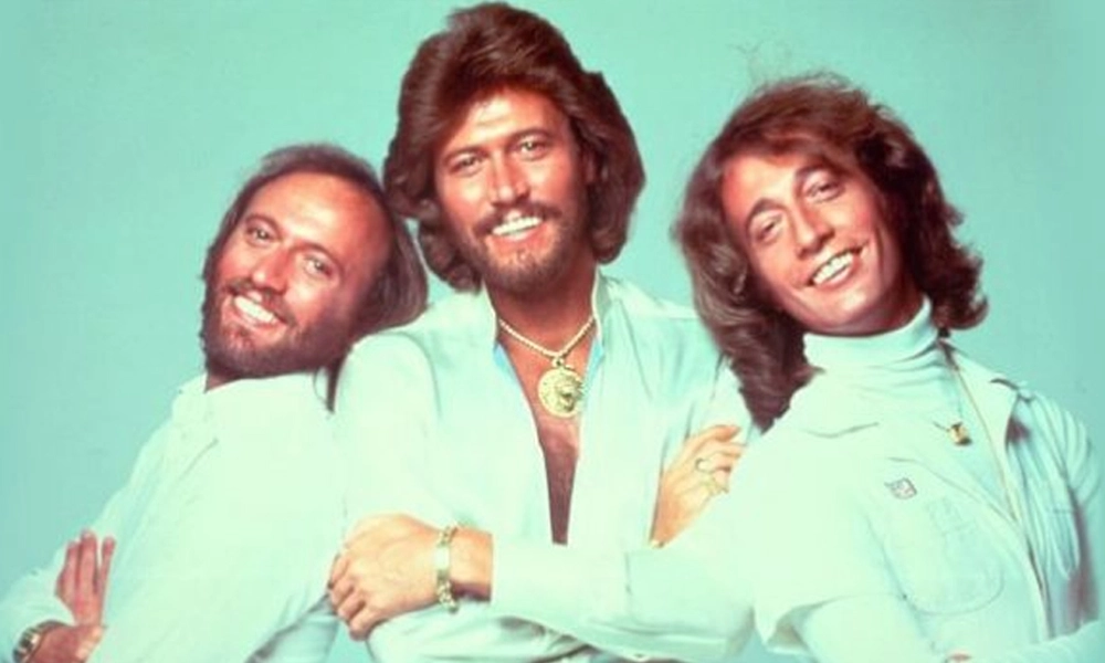 O fenômeno Bee Gees: como a harmonia e o falsete conquistaram o mundo nos anos 1970