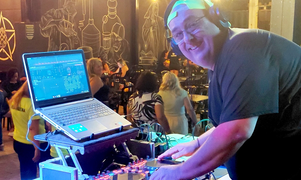 Encontro de gerações: DJ Luciano aposta em sintonia com DJ Samuel Silva para agitar Baile Havaiano em Sertãozinho