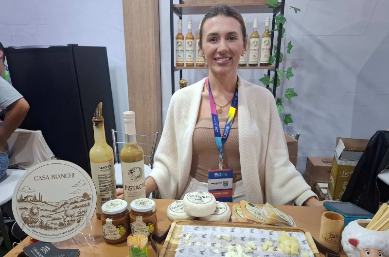 Pequena propriedade do Oeste aposta no leite de ovelha e se torna uma das maiores produtoras do Brasil
