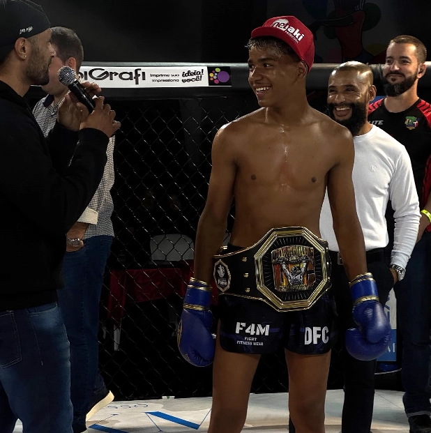 Competição de artes marciais reúne atletas de três países e mais de mil espectadores