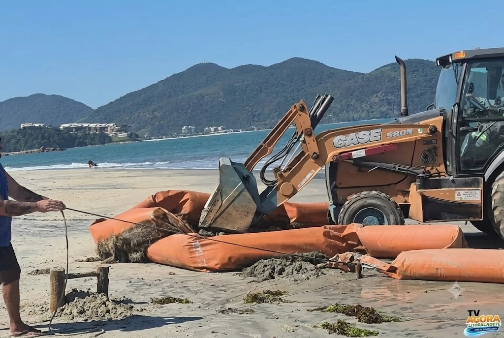 Barreira marítima abandonada é retirada próximo à Praia da Cocanha, em Caraguatatuba