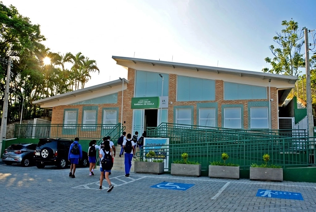 Ilhabela abre seleção com 158 vagas na Educação e salários de até R$ 6,7 mil