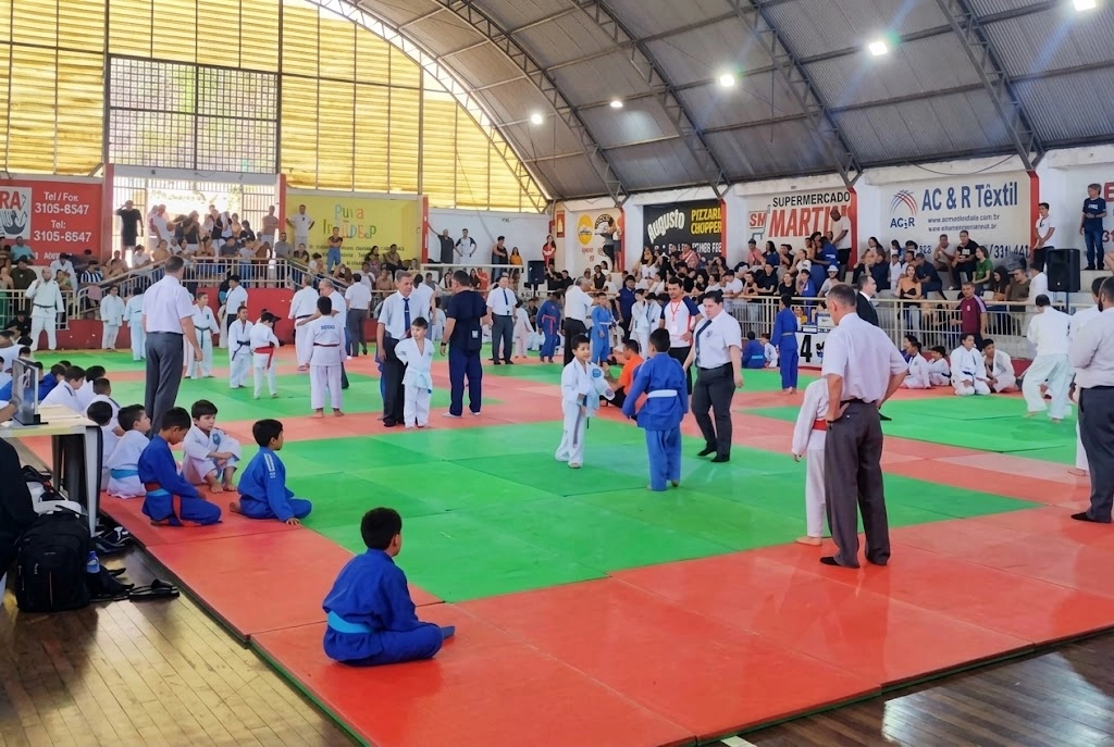Dez atletas, dez medalhas: judocas de Ubatuba brilham em Aparecida
