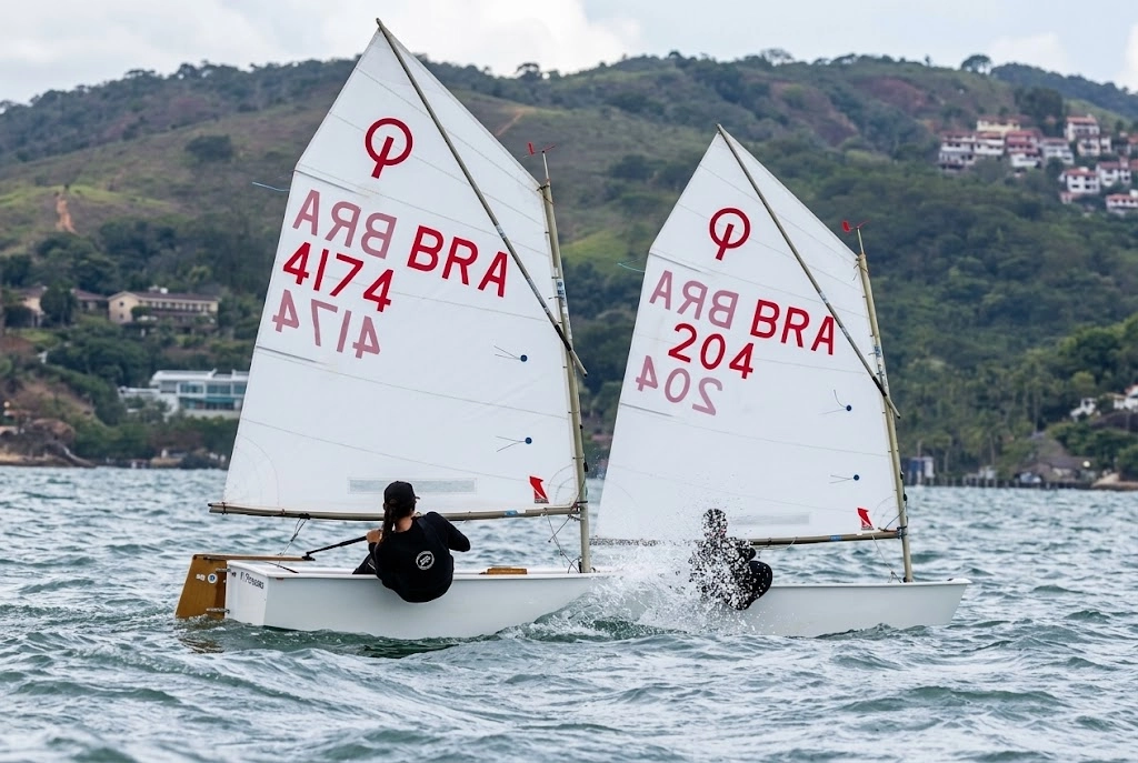 Praia do Porto Grande recebe 100 jovens velejadores em etapa do Ranking Paulista