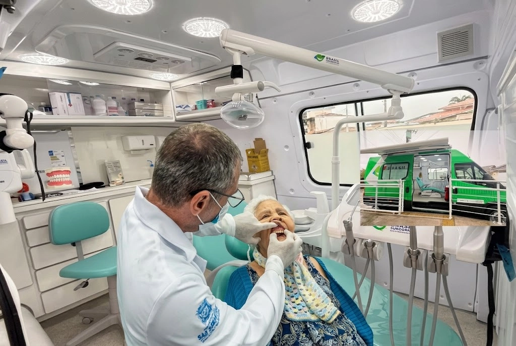 Consultório odontológico móvel começa a atender públicos vulneráveis em São Sebastião