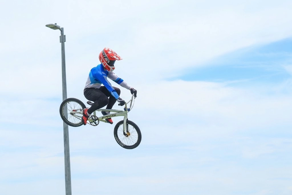 BMX volta a acelerar em Caraguatatuba com etapa estadual e 15 pilotos da cidade