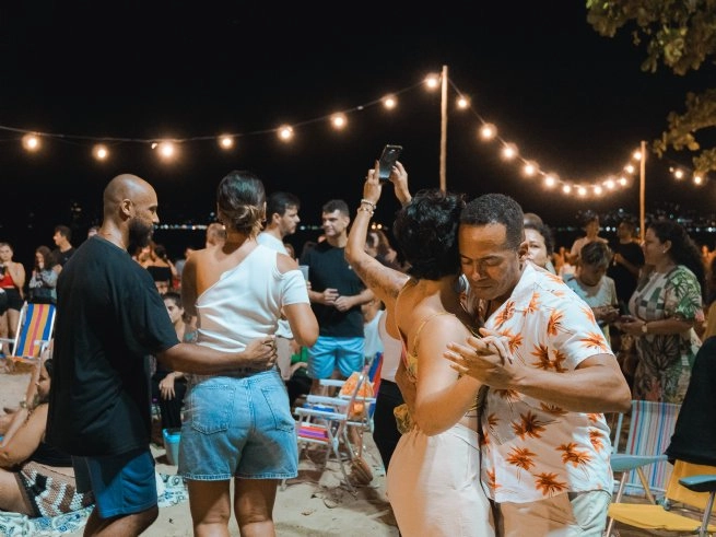 São Sebastião terá fim de semana com Luau, shows, cinema, surf e futevôlei