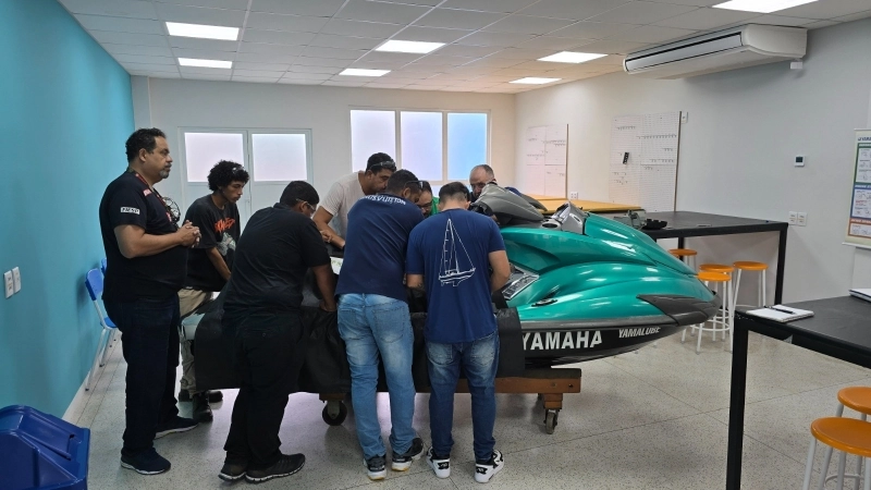 Ilhabela abre oportunidades gratuitas para aprender manutenção de moto aquática e decupagem