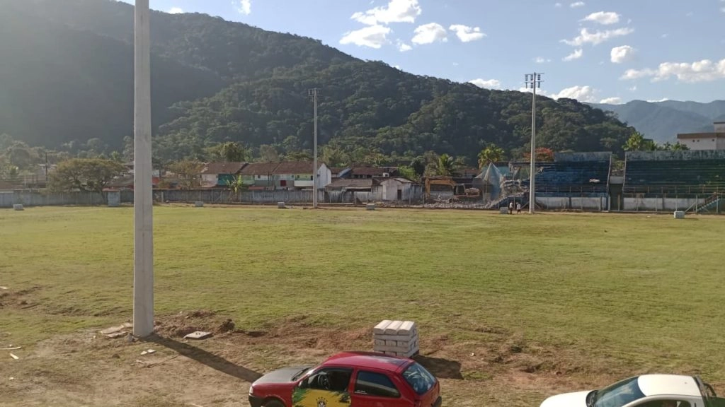 Estádio de Ubatuba tem atividades de outubro suspensas e obras por concluir