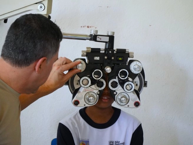 São Sebastião leva exames de visão às escolas e prevê óculos gratuitos para alunos
