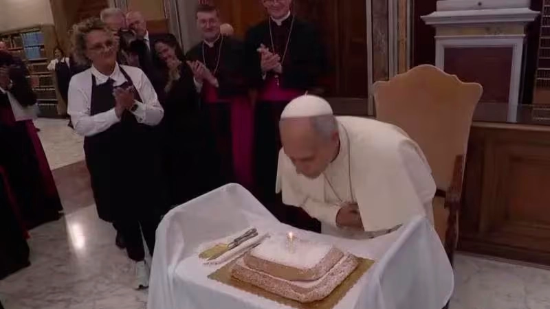 Papa Leão XIV completa 71 anos e ganha bolo de aniversário
