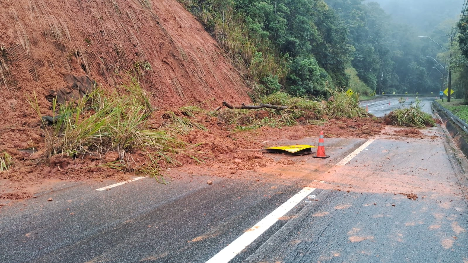 Chuva mantém Serra Antiga da Tamoios interditada e trânsito opera em comboios