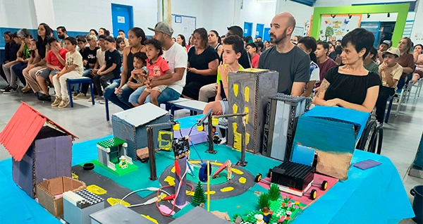 Alunos da EMEF Hermengarda concluem oficinas do FCA e apresentam eco-cidades sustentáveis