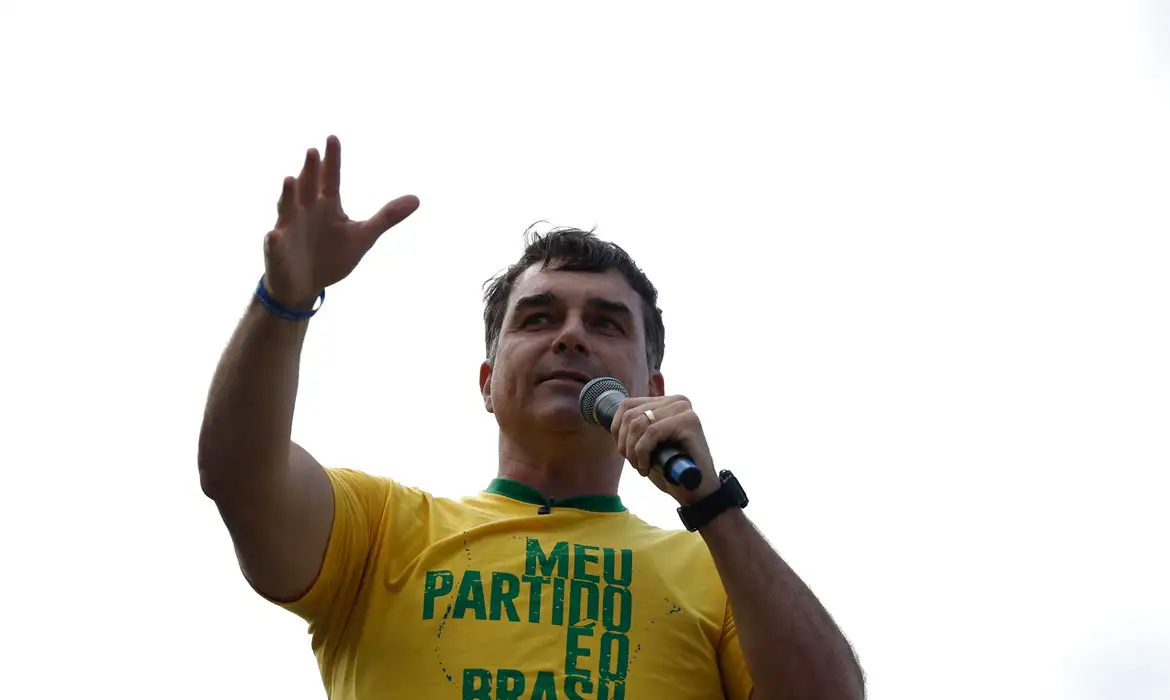 Aliado de Trump afirma que Flávio Bolsonaro chegou aos Estados Unidos