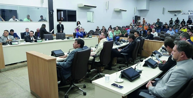 Câmara acata denúncia contra ex-presidente e constitui Comissão Processante