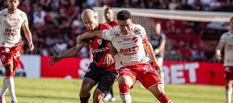 Vila Nova vence clássico sobre o Atlético e Goiás tropeça