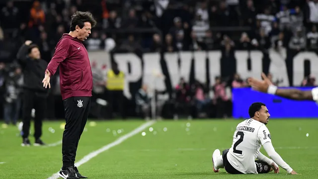 Estudiantes vence o Corinthians em Itaquera e garante vaga na semifinal da Libertadores.