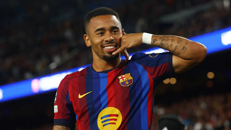 Destaque na Espanha: Gabriel Jesus aproveita poucos minutos e conquista imprensa após início no Barcelona