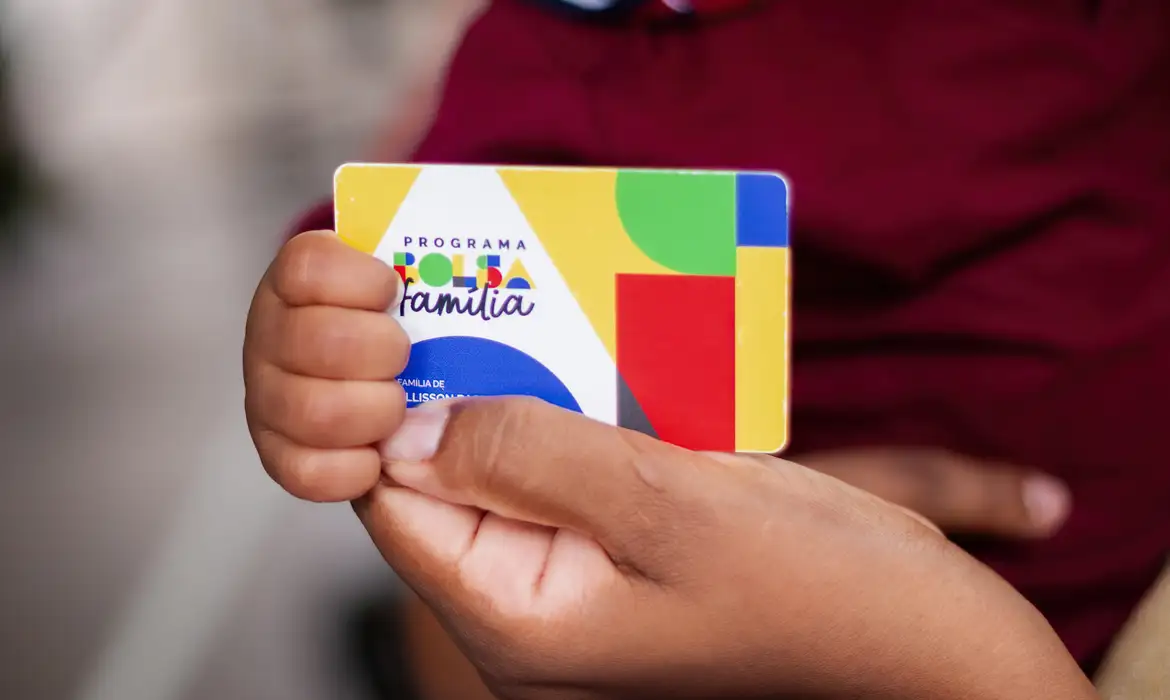 Beneficiários do Bolsa Família devem retirar cartão para pesagem obrigatória
